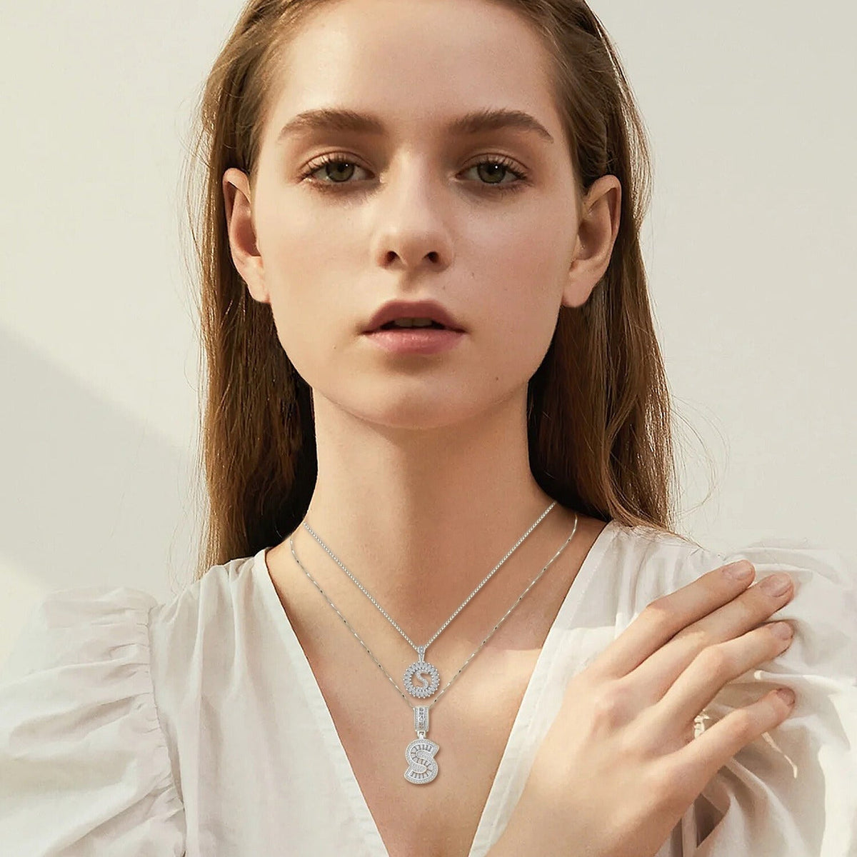 Collier initial en pavé en or blanc