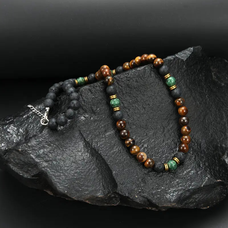 Collier luxueux en perles d'œil de tigre avec fermoir en or