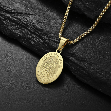 Collier ovale avec portrait d'ange en acier inoxydable en or
