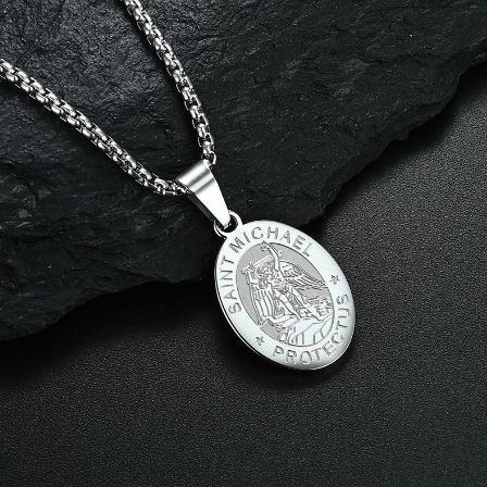Collier ovale avec portrait d'ange en acier inoxydable en or
