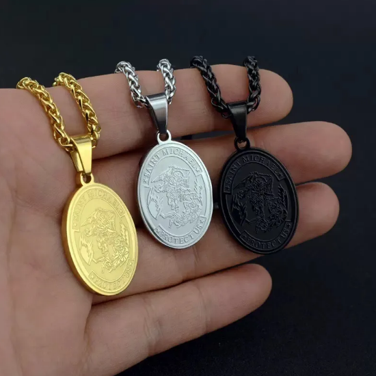 Collier ovale avec portrait d'ange en acier inoxydable en or
