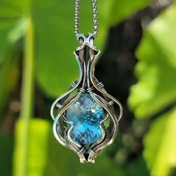 Collier rétro bleu en or blanc