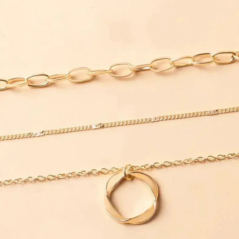 Collier rétro avec des couches de chaîne et pendentif en or