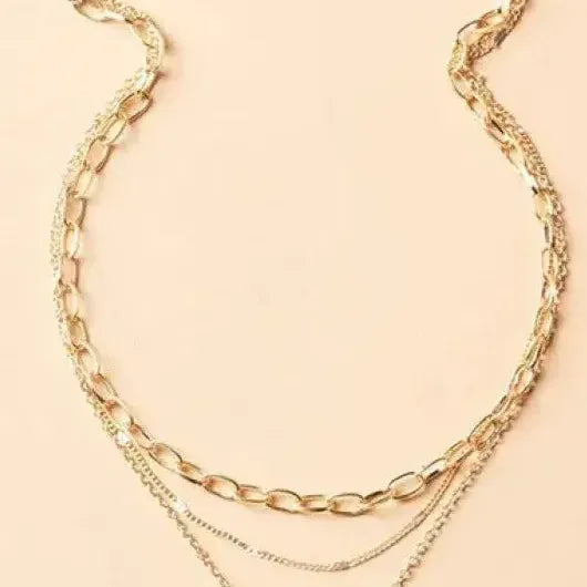 Collier rétro avec des couches de chaîne et pendentif en or