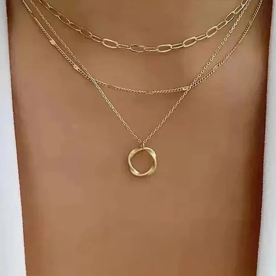 Collier rétro avec des couches de chaîne et pendentif en or