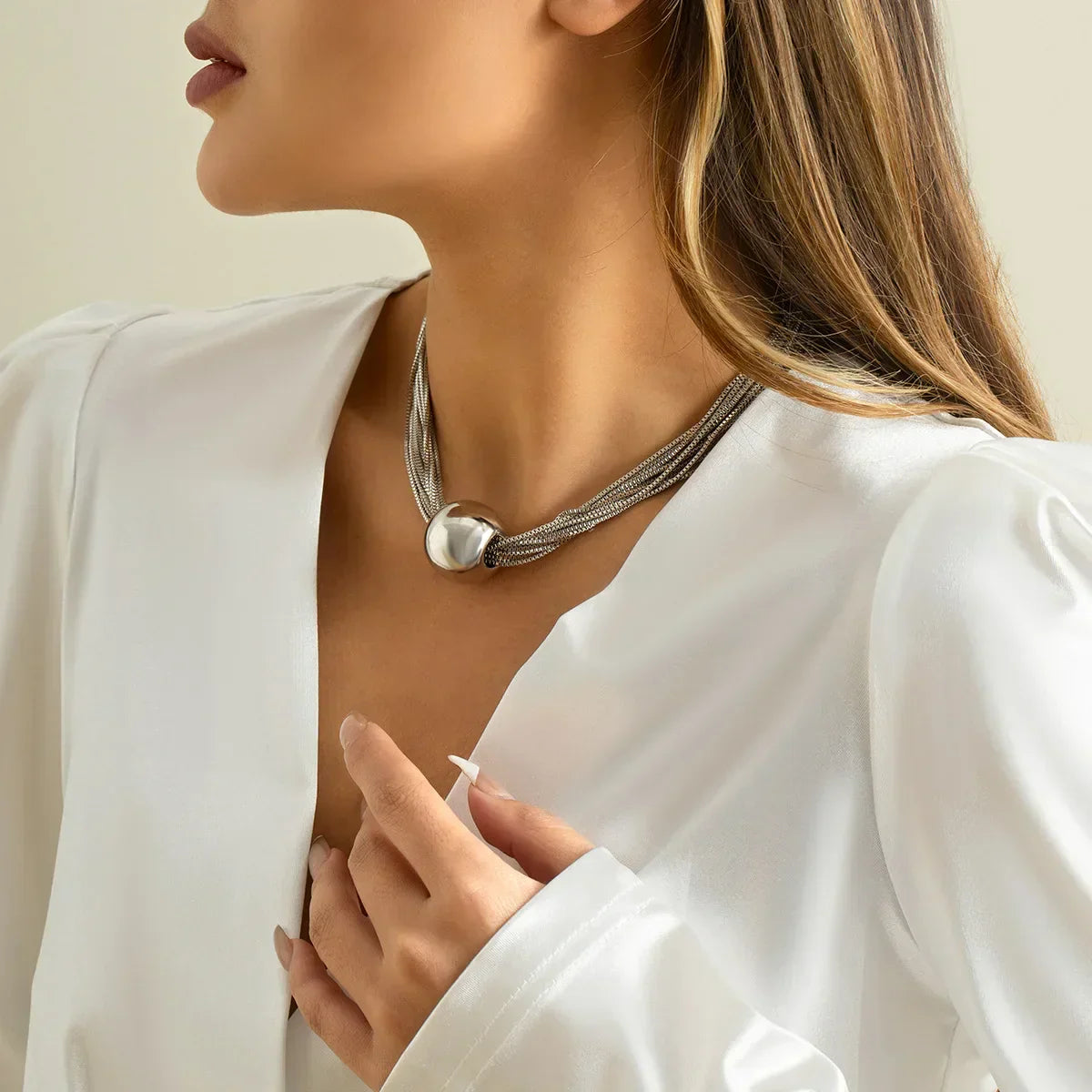 Collier rétro avec des perles colorées en or