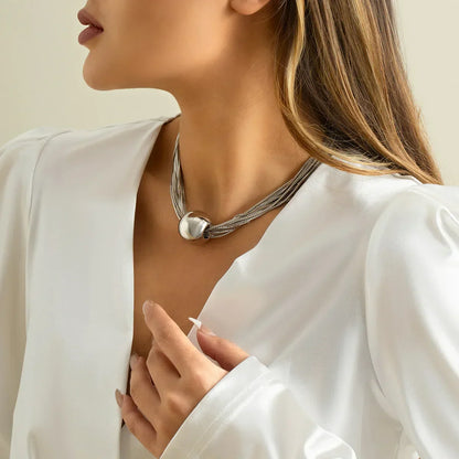 Collier rétro avec des perles colorées en doré
