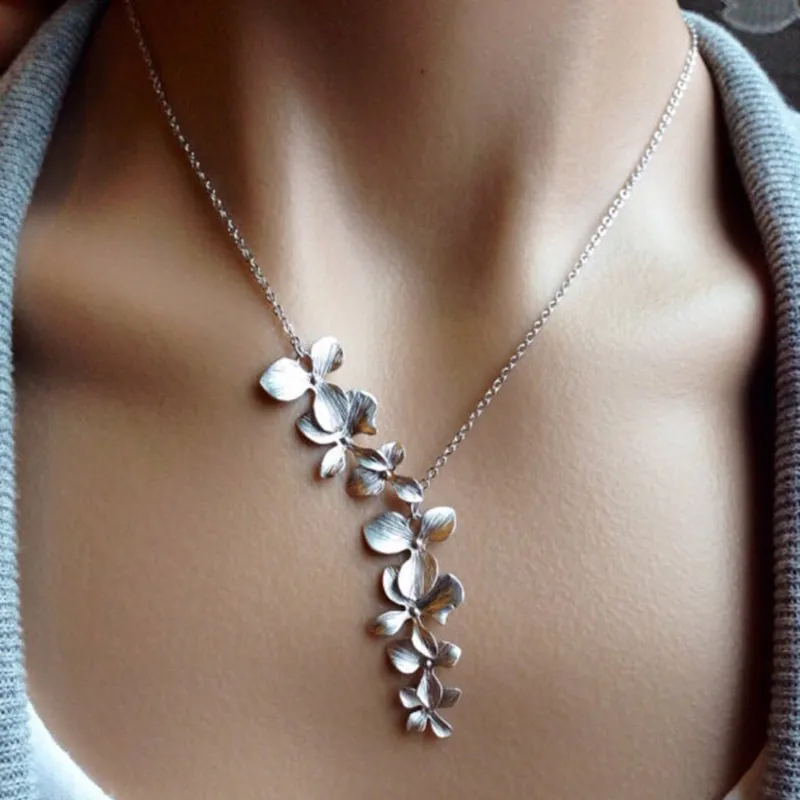 Collier rétro avec fleur en or blanc