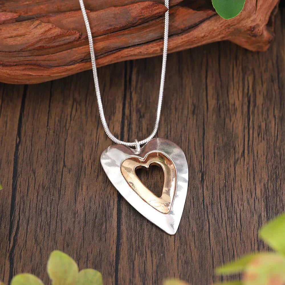 Collier rétro avec pendentif et or en forme de cœur en or blanc