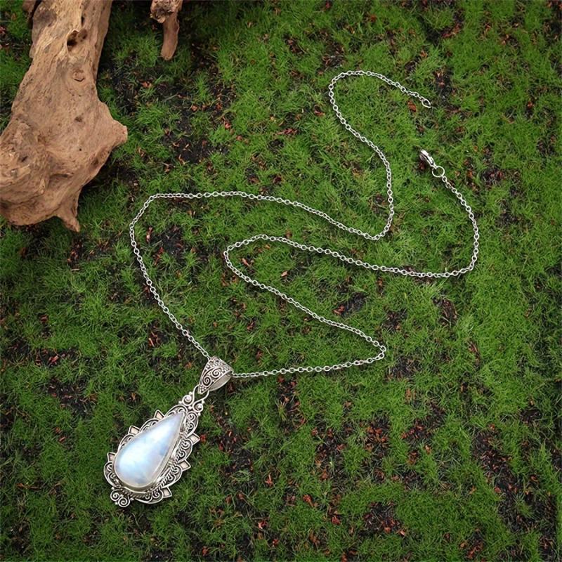 Collier rétro avec pendentif en pierre de lune en or