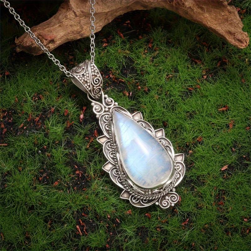 Collier rétro avec pendentif en pierre de lune en or