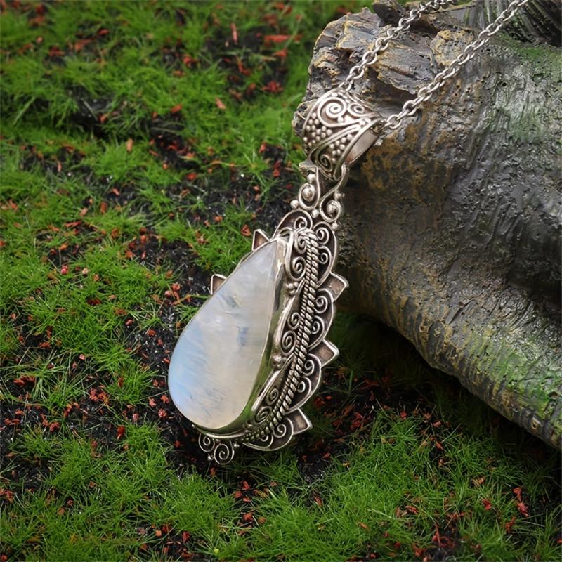 Collier rétro avec pendentif en pierre de lune en or