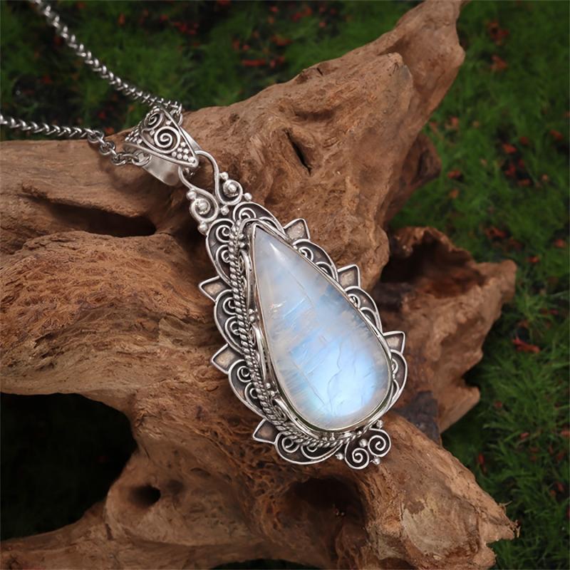 Collier rétro avec pendentif en pierre de lune en or