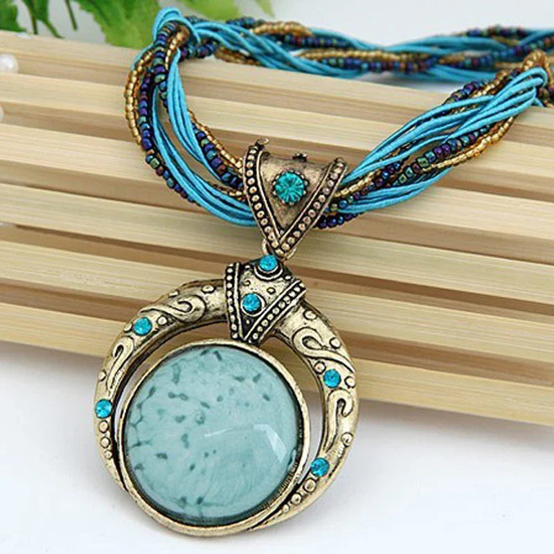 Collier rétro avec pendentif ethnologique en cristal vert en or