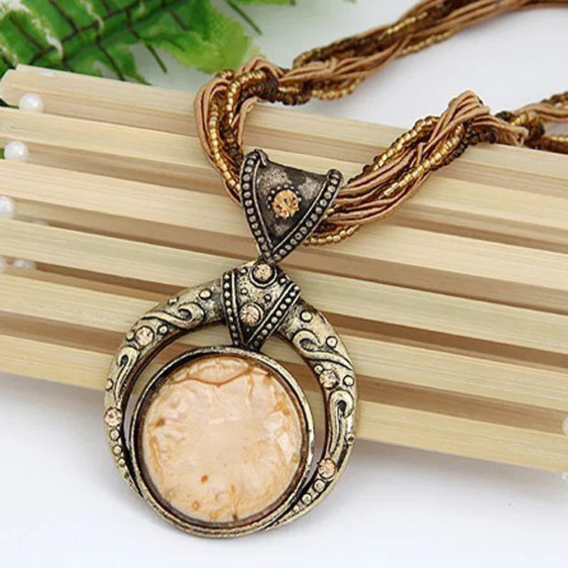 Collier rétro avec pendentif ethnologique en cristal vert en or