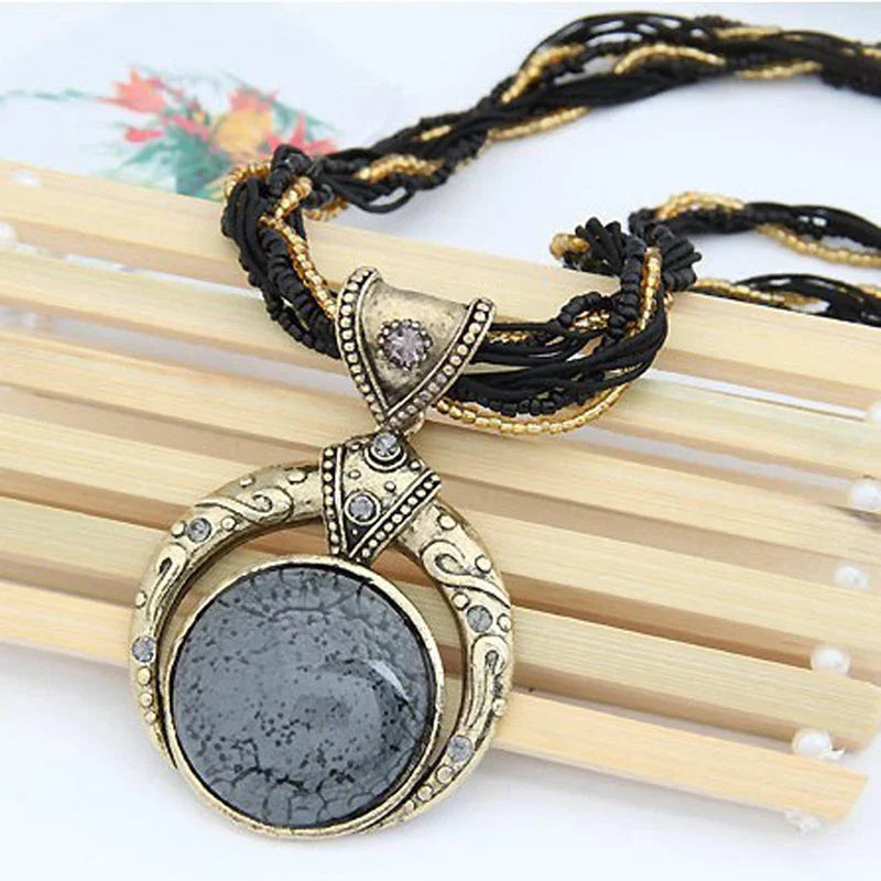 Collier rétro avec pendentif ethnologique en cristal vert en or