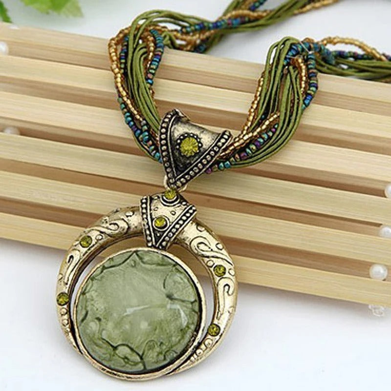 Collier rétro avec pendentif ethnologique en cristal vert en or