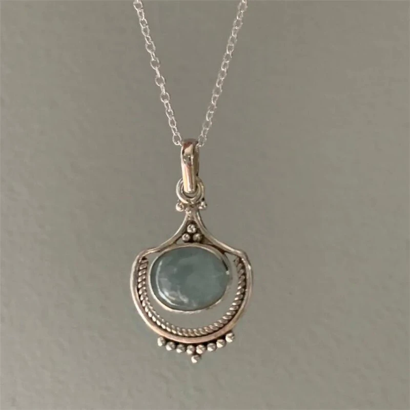 Collier rétro avec pierre verte en or