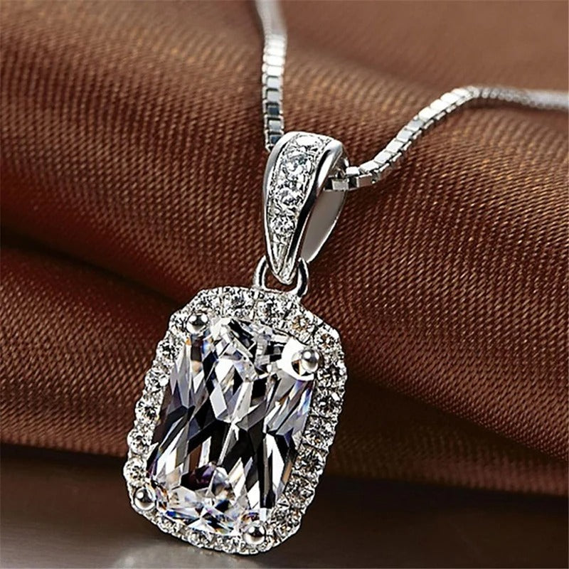 Collier rétro avec forme de coussin cristallin en or blanc