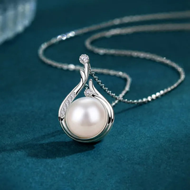 Collier rétro avec perles en forme de goutte en or blanc