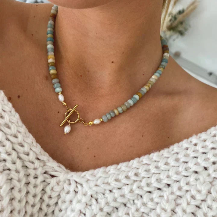 Collier rétro avec pierres en or