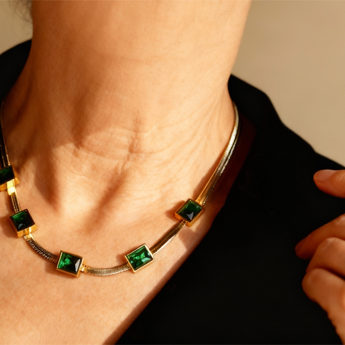Collier rétro à brillants verts en or