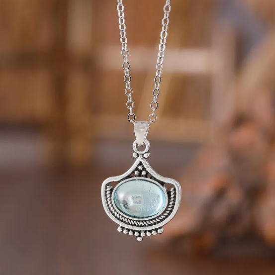 Collier rétro et boucles d'oreilles avec des pierres précieuses ovales bleues en or