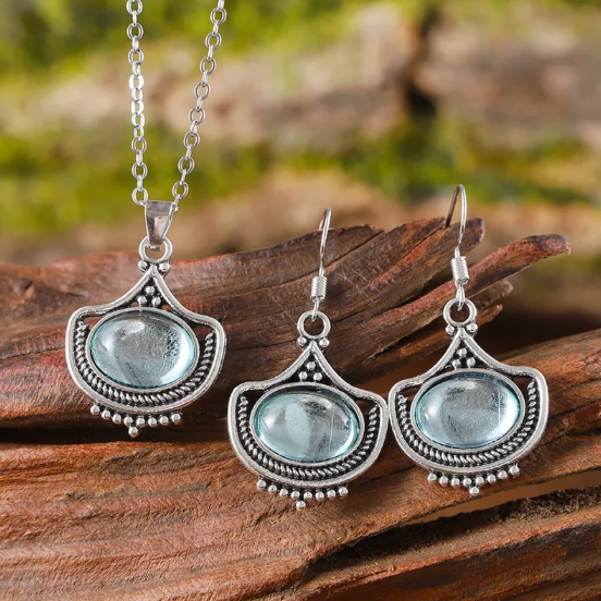 Collier rétro et boucles d'oreilles avec des pierres précieuses ovales bleues en or