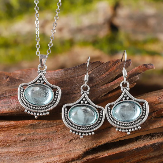 Collier rétro et boucles d'oreilles avec des pierres précieuses ovales bleues
