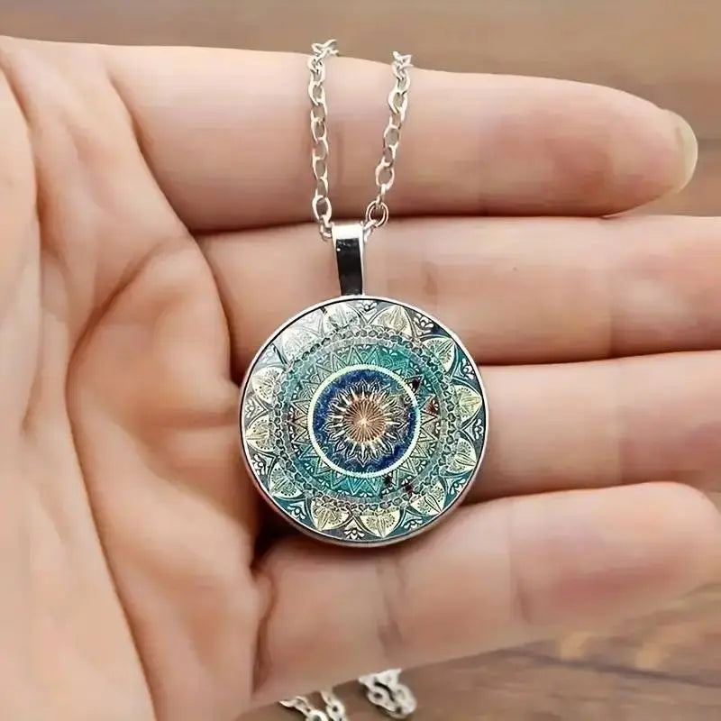 Collier rétro rond avec des mandalas bleus en or