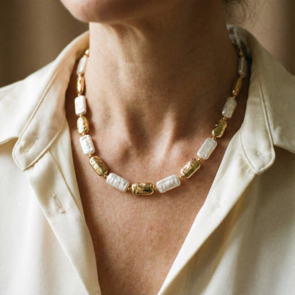 Collier vintage avec des perles dorées et blanches rectangulaires