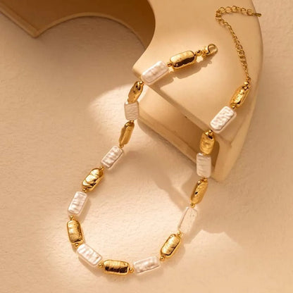 Collier vintage avec des perles dorées et blanches rectangulaires