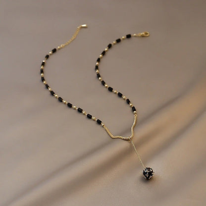 Collier vintage avec perles noires et forme de goutte suspendue