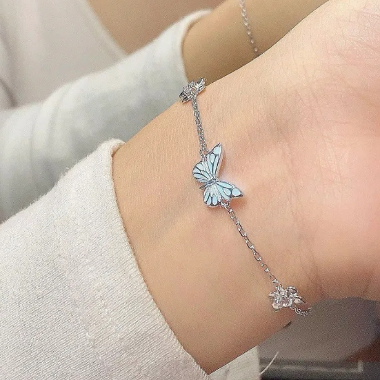 Ensemble collier et bracelet avec papillon bleu lumineux en or