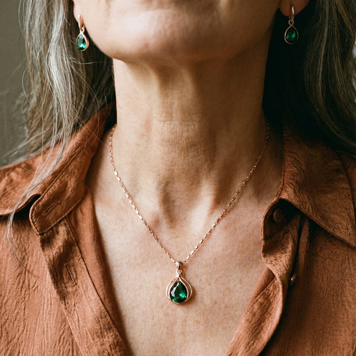 Ensemble de collier et boucles d'oreilles en cristal vert et or en or