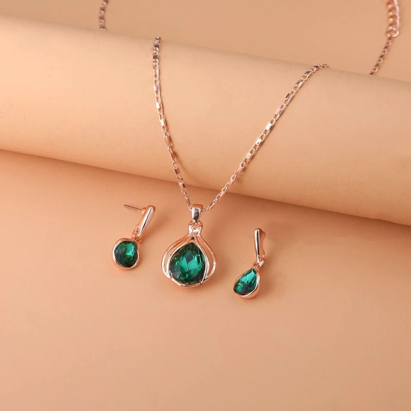Ensemble de collier et boucles d'oreilles en cristal vert et or en or