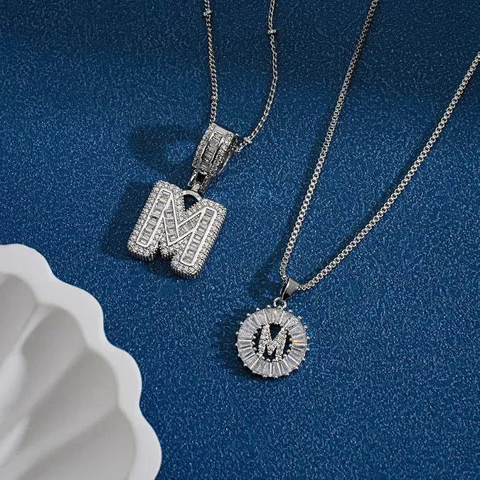 Ensemble de colliers avec initiales en or blanc