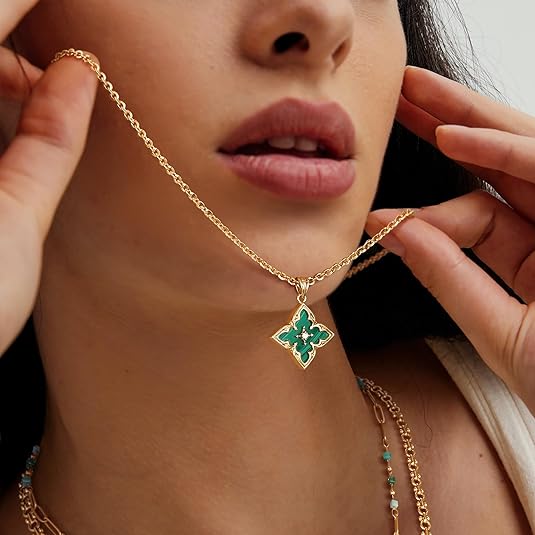 Pendentif trèfle émeraude en or