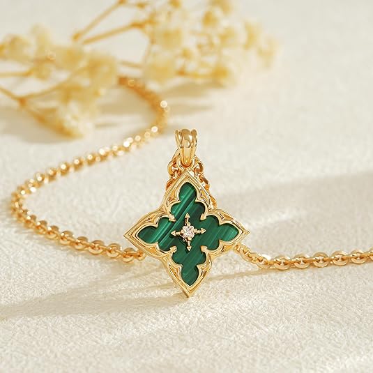 Pendentif trèfle émeraude en or