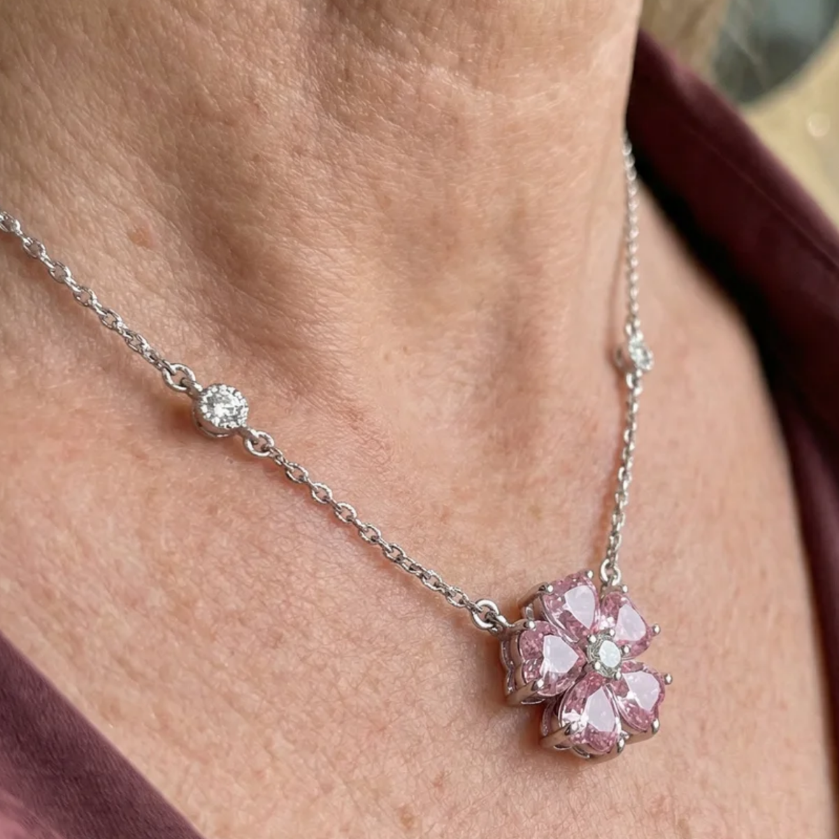 Pendentif en forme de fleur pétale en or blanc
