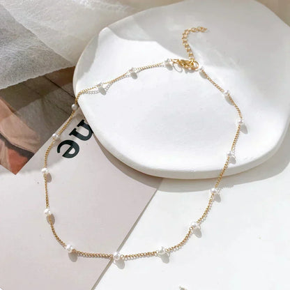 Petite chaîne en perles dorées