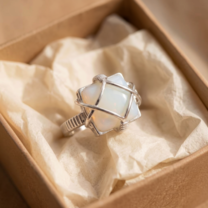 Bague opale blanche sertie de fil | Or blanc