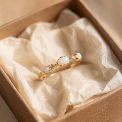 Bague fine opale blanche taille marquise | Or