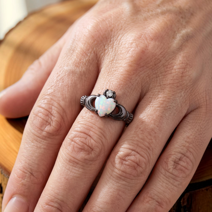 Bague Claddagh cœur en opale | Or noir