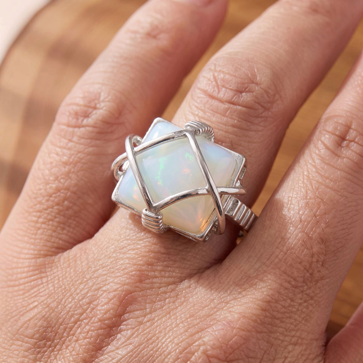 Bague opale blanche sertie de fil | Or blanc
